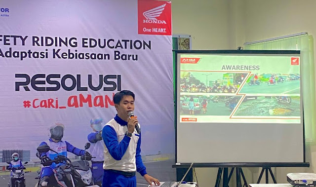 Febri Andrian Istruktur Safety Riding sedang menjelaskan Awareness Safety Riding