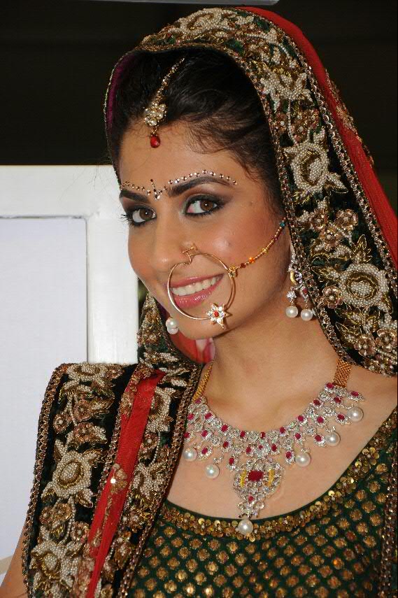 https://blogger.googleusercontent.com/img/b/R29vZ2xl/AVvXsEiMYy_PmUr4urJ9wzD_GuFsWhs92x7iZnMgN8XEWsLg7vnOKAW0RtVGhshFXQjynhXe9Ax6MeRYQu0POJmkJ7FeIqbsp1LXB77EQdJdyVnJNEkYg1VMQBAbAa3AdNXfD0n5j3r3JN1RFvSQ/s1600/Lakme+Salon+-+Punjabi+Bride+Look.JPG