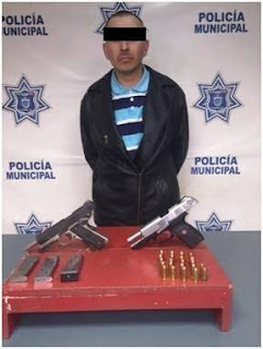 LO DETUVO LA POLICÍA MUNICIPAL CON DOS PISTOLAS CALIBRE .45, EN LA SÁNCHEZ TABOADA