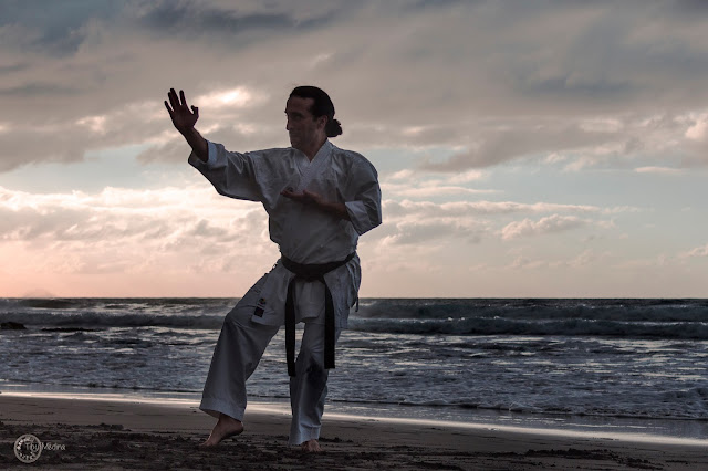 foto-karate-deporte-fotografia-ventana-deportiva-playa-