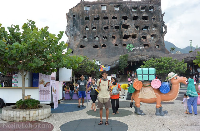 Mengabadikan diri seraya menunggu rombongan lain keluar dari museum