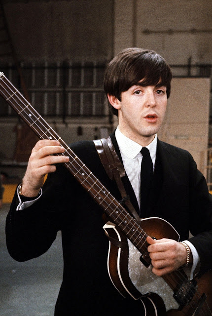 Paul McCartney fotografiado con su bajo Hofner durante los ensayos el día antes de la primera aparición de la banda en The Ed Sullivan Show en el Studio 50 de CBS en la ciudad de Nueva York el 8 de febrero de 1964