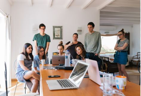 Foto de um escritório de Startup com vários trabalhadores