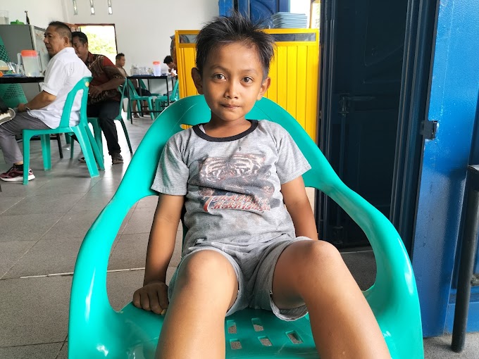 Viral, Bocah Kecil Ajaib Desa Karang Tengah Kecamatan Serbajadi, diusianya 7 Tahun mampu Mengoperasikan Eksavator.