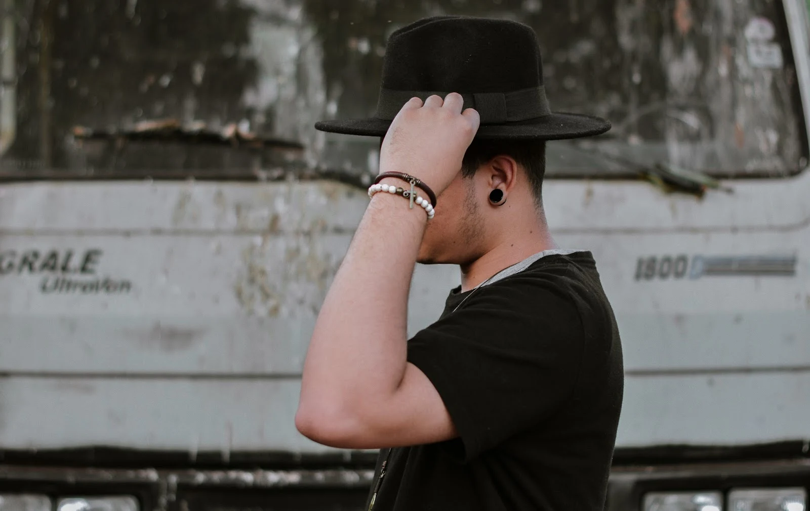 Look Masculino com Pulseiras Dracma por Mion e Chapéu Fedora