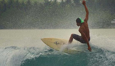 Surfing Pulau Nias