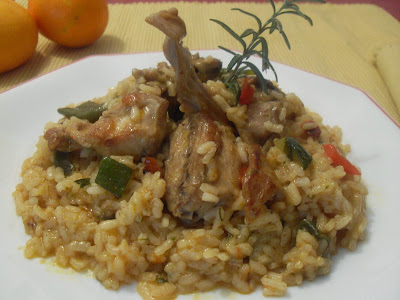 Receta de arroz con conejo y verduras.