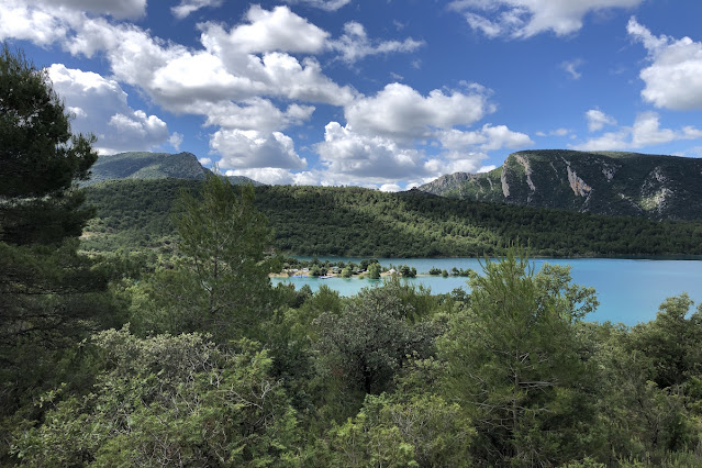 A mig camí es veu la zona de barques del pantà a Corçà.