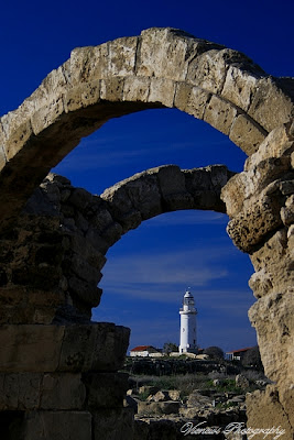 Z widokiem na latarnię, łuk, Pafos, naturalne obramowanie, naturalne kadrowanie, komponowanie