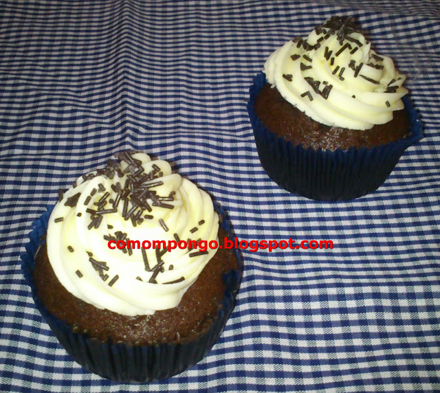 Cupcakes de chocolate con gotas de chocolate blanco