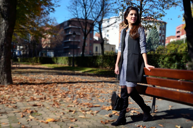 vestido-pata-gallo-estampado-maxi-chaleco-botas-mosqueteras-look