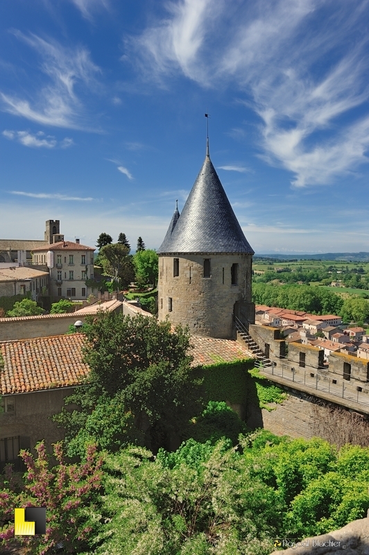 Tour couverte d'ardoise de Carcassonne avec ville moderne en fond photo pascal blachier