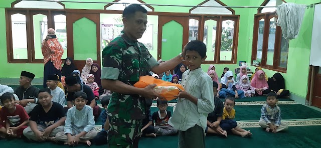 Pasilogdim 0726/Sukoharjo Bagikan Takjil Berbuka Puasa bantuan Danrem 074/WRT 