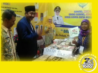 FOTO 2 : Kunjungan Ketua DPRD Kab. Subang Beni Rudiono ke stand  Kec. Dawuan, Pameran Pembangunan Subang 2017.