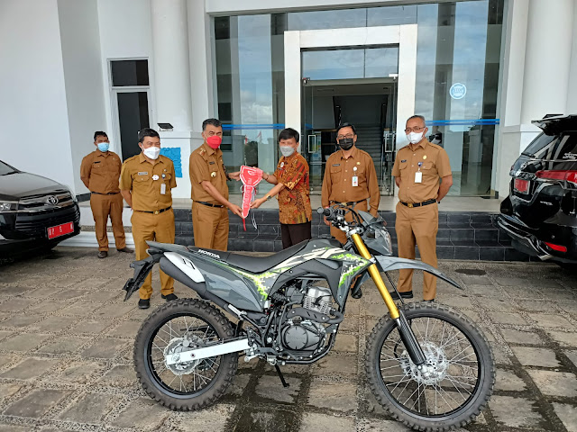 Bupati Natuna Serahkan Satu Unit Sepeda Motor Kepada Kepala BPN Natuna