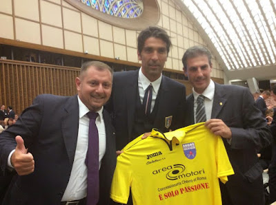 Vaticano. Il campione Luigi Buffon posa con la maglia  ARGOS Soccer TEAM Forze di Polizia (in foto con il Direttore Generale Gianluca Guerrisi e il Direttore Sportivo Fausto Zilli)