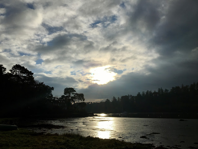 Le crépuscule, la marée, les barques, coucher de soleil, le golfe du morbihan, le miroir de l’eau, les mirages, ciels nuageux, la tombée du jour