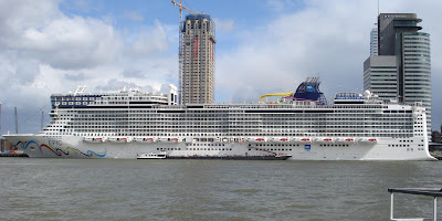 Gambar Kapal Pesiar Norwegian Epic