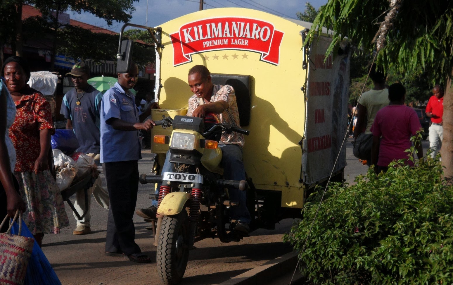 ENLACIMA-moto-de-cerveza-en-Moshi-Africa