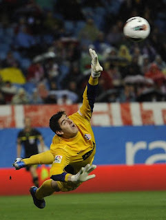 Courtois desviando un balón en un partdo.