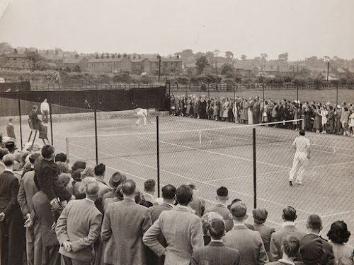 Fred Perry playing at Slazenger Sports and Social Club in front of a large crowd