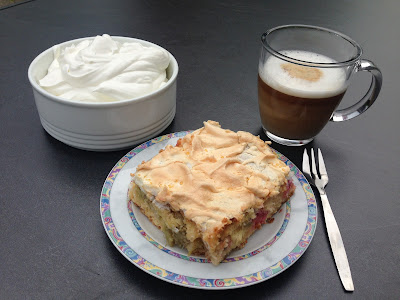 Rezept: Rhabarberkuchen mit Baiser und Sahne