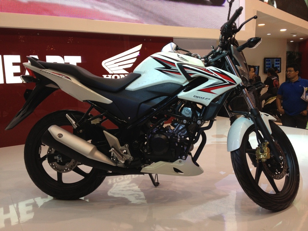Perbandingan Honda CB 150R Street Fire Vs Yamaha New V Ixion