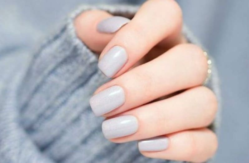 Manicura elegante uñas cortas gris
