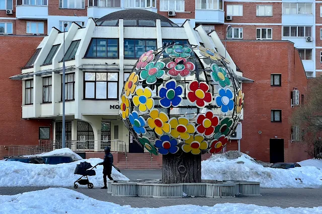 Жулебинский бульвар, жилой дом 1998 года постройки, скульптура «Дерево»