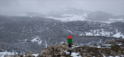 Apenas se aprecian las cercanan Peñas de Oro/Atxabal