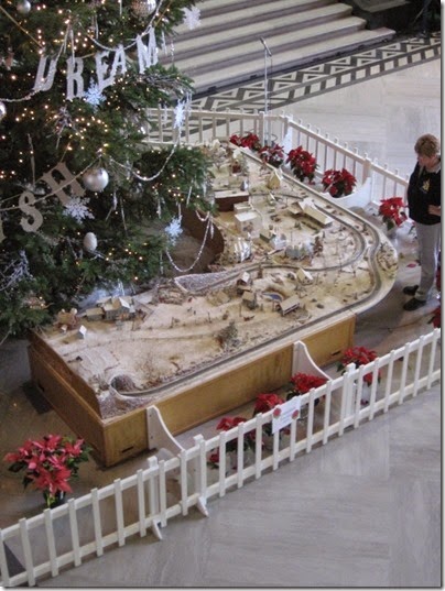 IMG_4847-Oregon-State-Capitol-Holida[1]