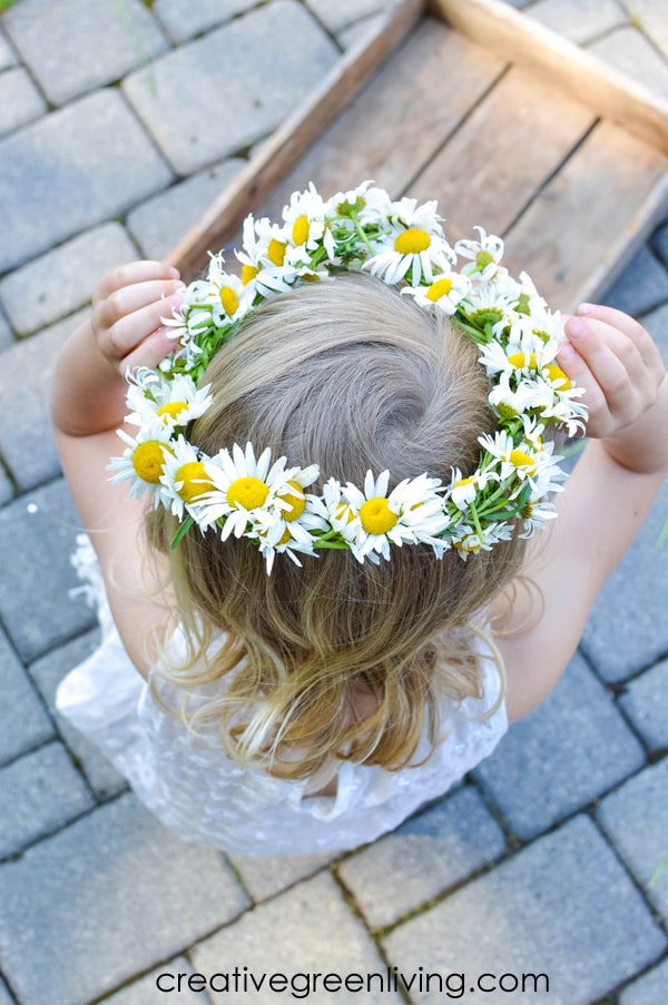 How to make a braided daisy chain flower crown with just flowers! The simple step by step tutorial teaches you easy ways to make flower crowns with daisies, dandelions and other weeds and wildflowers. It's perfect for making flower crown headbands or flower bracelets or necklaces. #daisychain #flowercrown #flowercrowntutorial #naturecrafts