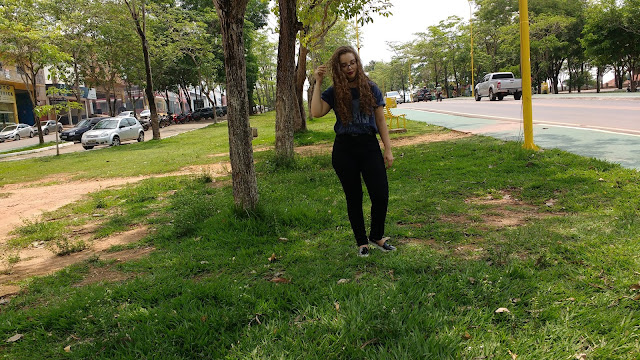 Inspiração: fotos de looks em parques! Look com calça cintura alta preta e camisa de banda!