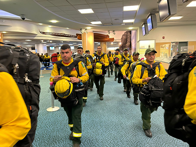 México envía segundo contingente de combatientes de incendios forestales a Canadá