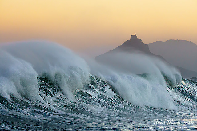 Olas en bakio con gaztelugatxe al fondo