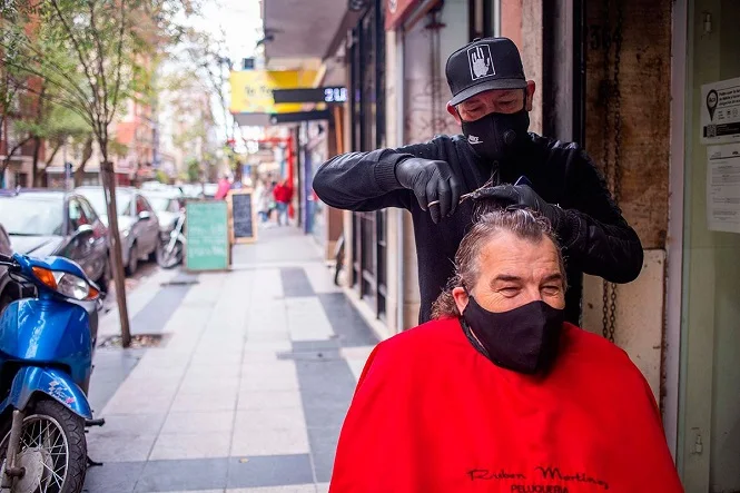 Un peluquero marplatense sacó el sillón a la vereda para atender a sus clientes