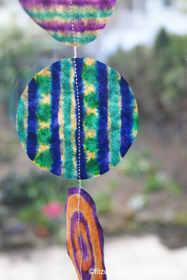 Papierkreise mit bunten Farben leuchten in der Sonne