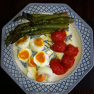 Whole 30 Food eggs asparagus and tomatoes