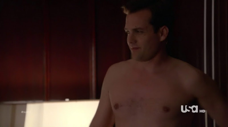 Gabriel Macht Shirtless in Suits s1e07
