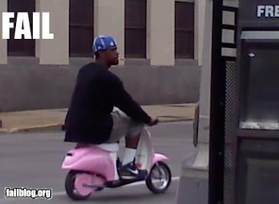 ピンクのスクーター男