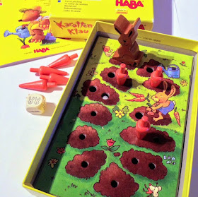 En la foto se ve la caja del juego, las instrucciones y los componentes, el dado, las zanahorias y el conejo.