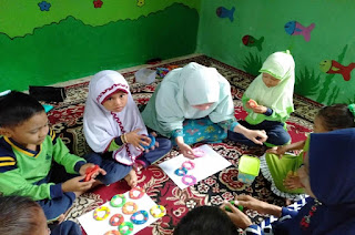 Kegiatan Anak PAUD  Menyusun Gelang Permainan