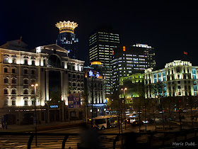 Édifices du Bund illuminés à la nuit tombée