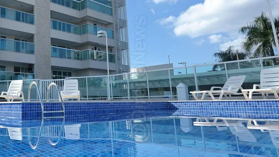 hotel condenado constranger familia piscina roupa