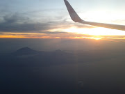 Pemandangan Sunset & Gunung Agung Bali dari Pesawat Lion Air (pemandangan sunset gunung agung bali dari pesawat lion air )