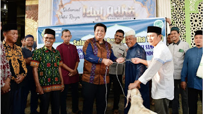 Bupati Samosir Serahkan Hewan Qurban Bagi Umat Muslim Se-Kabupaten Samosir