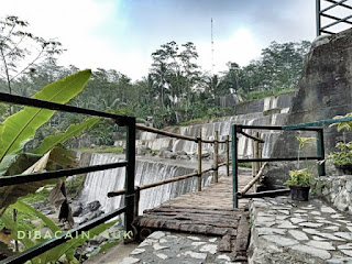 "pesona grojogan watu purbo tanggul air terjun berundak"