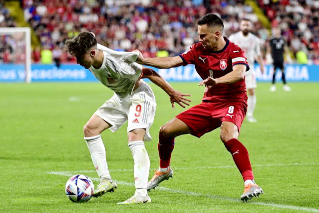 Gavi protegiendo un balón ante el acoso de Jakub Pesek. SELECCIÓN DE REPÚBLICA CHECA 2 SELECCIÓN DE ESPAÑA 2 Domingo 05/06/2022, 20:45 horas. Liga de Naciones de la UEFA, fase de clasificación, Grupo A2, jornada 2. Praga, República Checa, Sinobo Stadium.