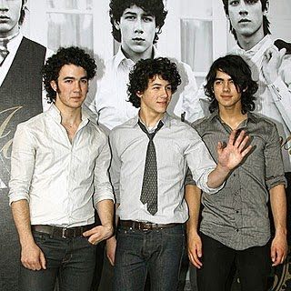 Jonas Brothers - Critical