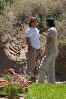 Lucho y Brad trabajando en el Jardín del Nómade